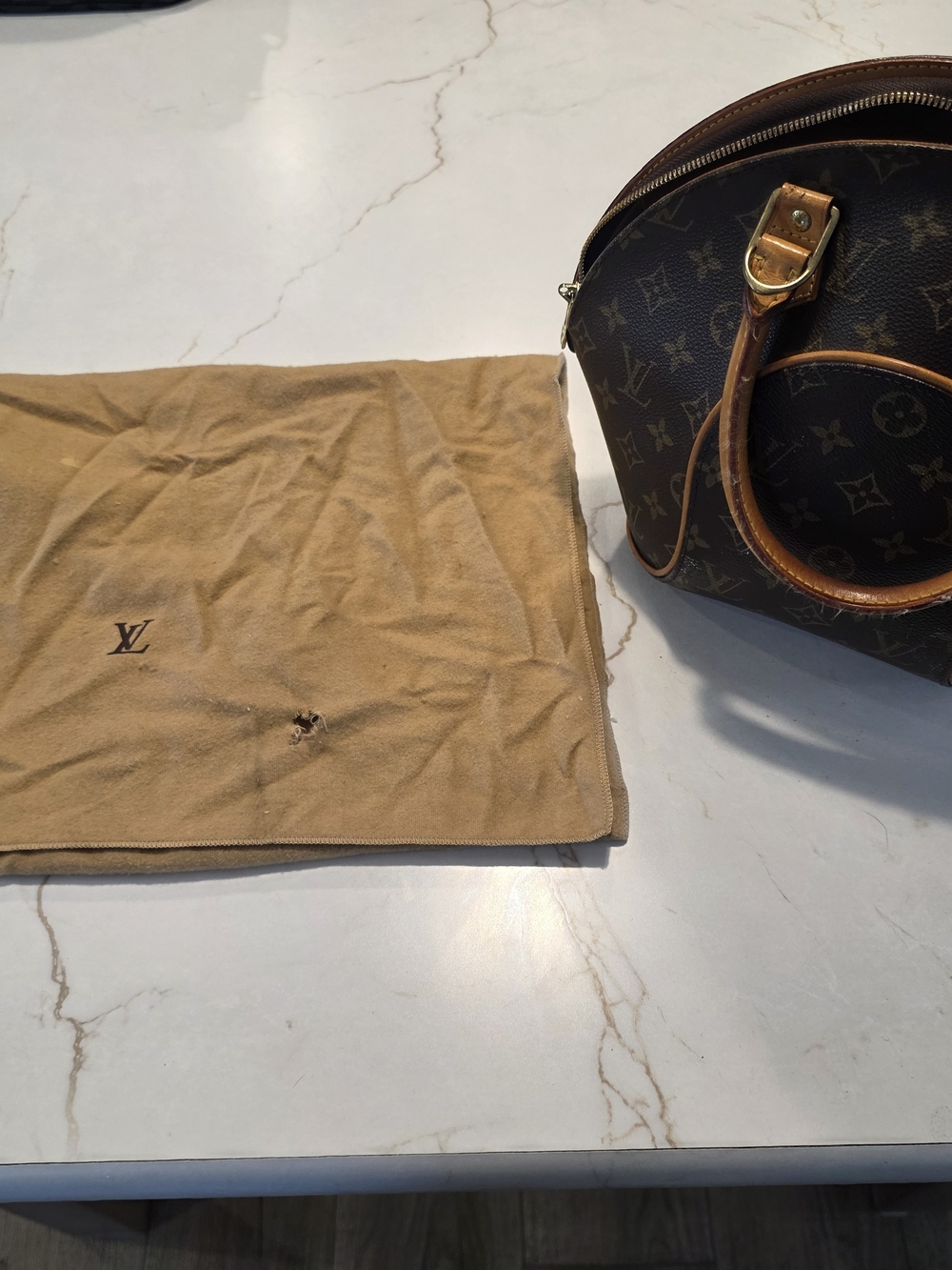 Louis Vuitton Monogram Canvas Round Handbag in Brown